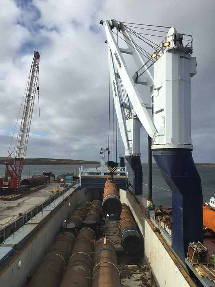 Mare_Harbour_Steel_Dolphin_Pipes _Falkland_Islands_11_Mono_piles_vessel_loading